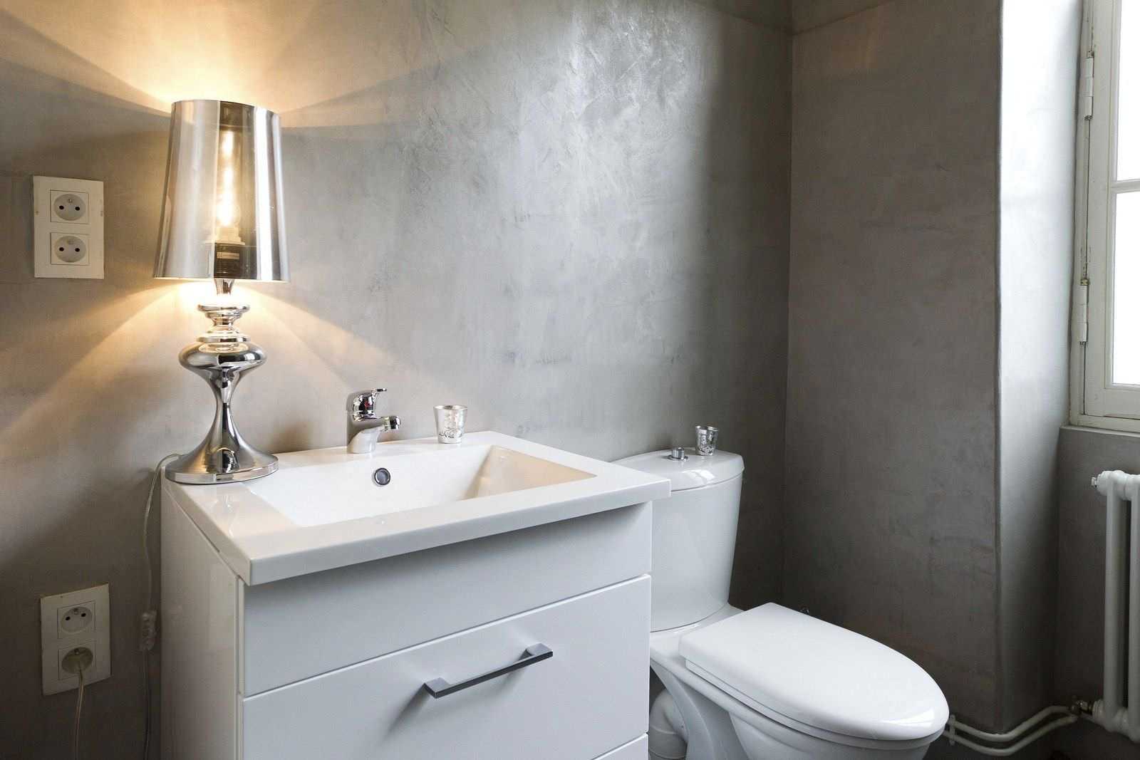 Чем штукатурить стены в ванной под плитку: водостойкой, гипсовой