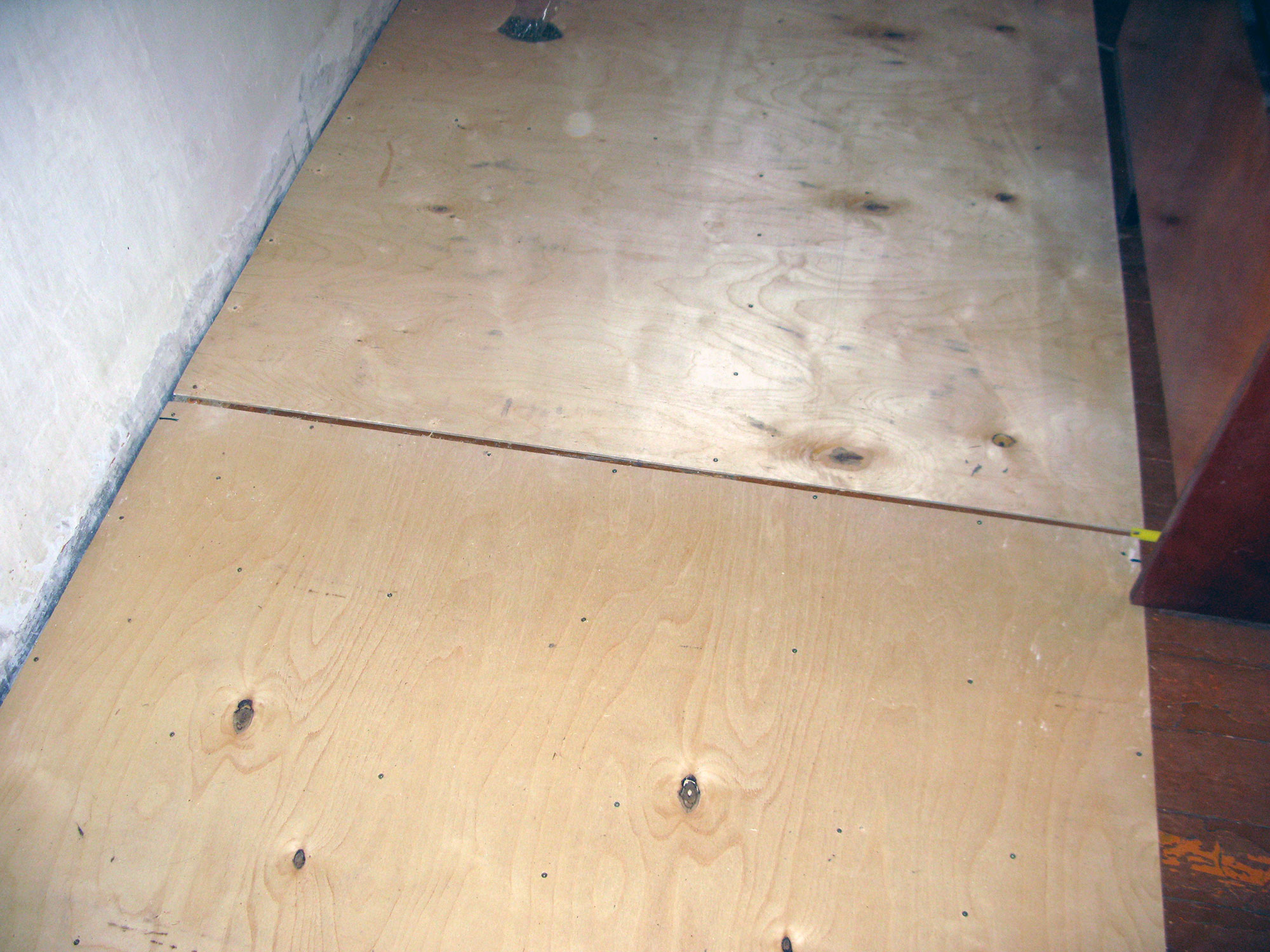 Как выровнять деревянный пол под ламинат не срывая доски