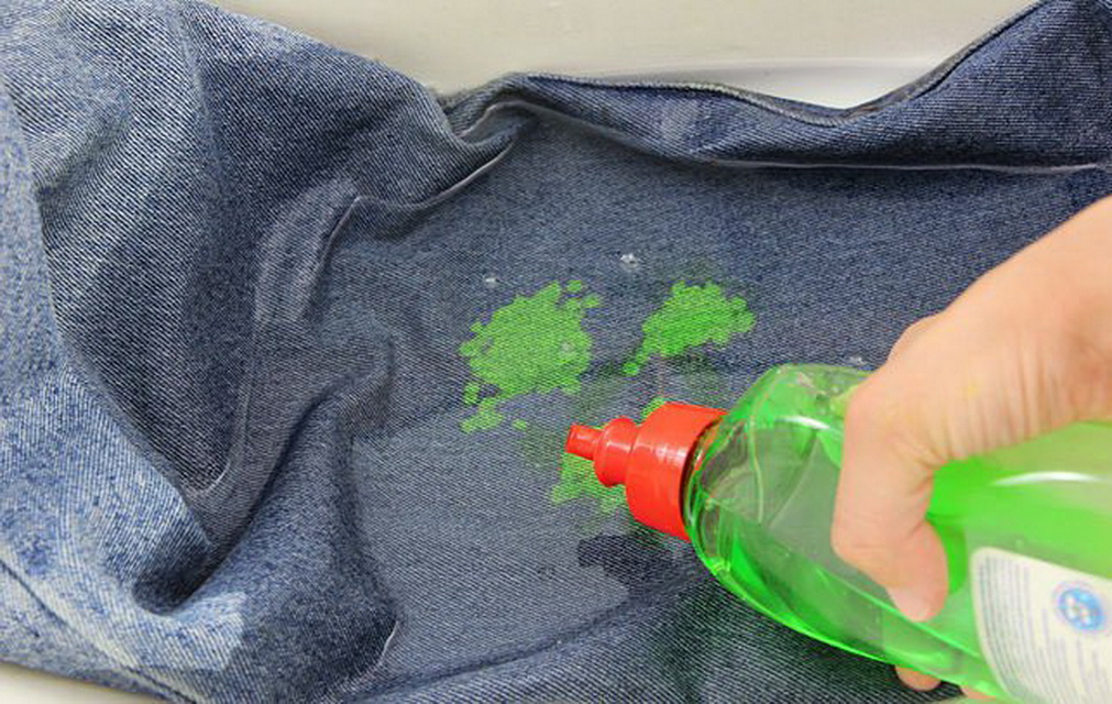 Как отстирать краску с одежды в домашних условиях, как вывести пятна с одежды - самые эффективные способы