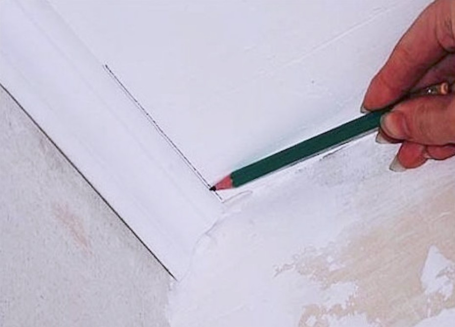 Как резать углы потолочного плинтуса без стусла - ремонт и стройка