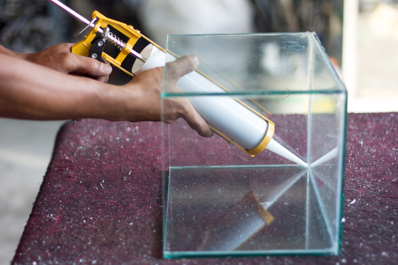 Чем склеить стекло 📌 в домашних условиях, каким клеем можно его приклеить к металлу, дереву, пластику?