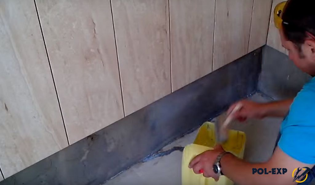 Нужно ли грунтовать стены и пол перед поклейкой плитки: в ванной, на бетон