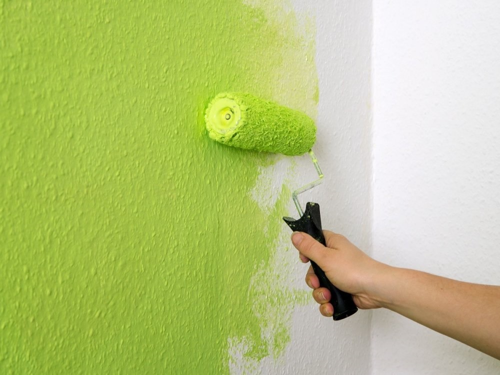 Виды водоэмульсионных красок для стен: способы и нюансы покраски