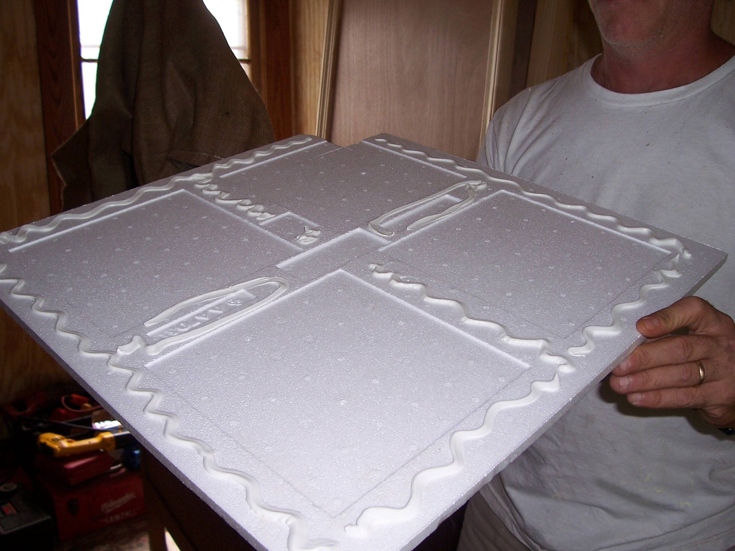 Как правильно клеить потолочную плитку: разные способы. откуда начинать клеить и как наносить клей на потолочную плитку? какой клей лучше подходит для потолочной плитки? чем можно покрасить потолочную плитку из пенопласта?