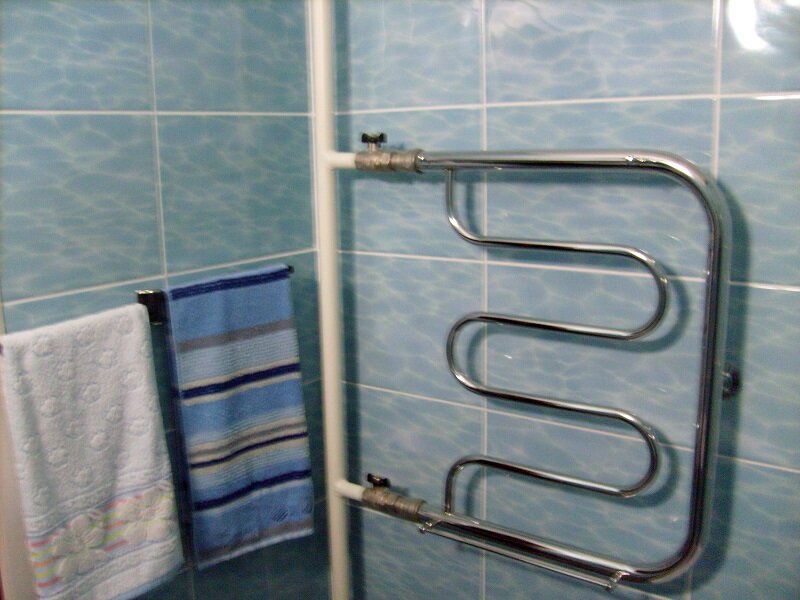 Как установить полотенцесушитель в ванной своими руками - bez-santehnika.ru