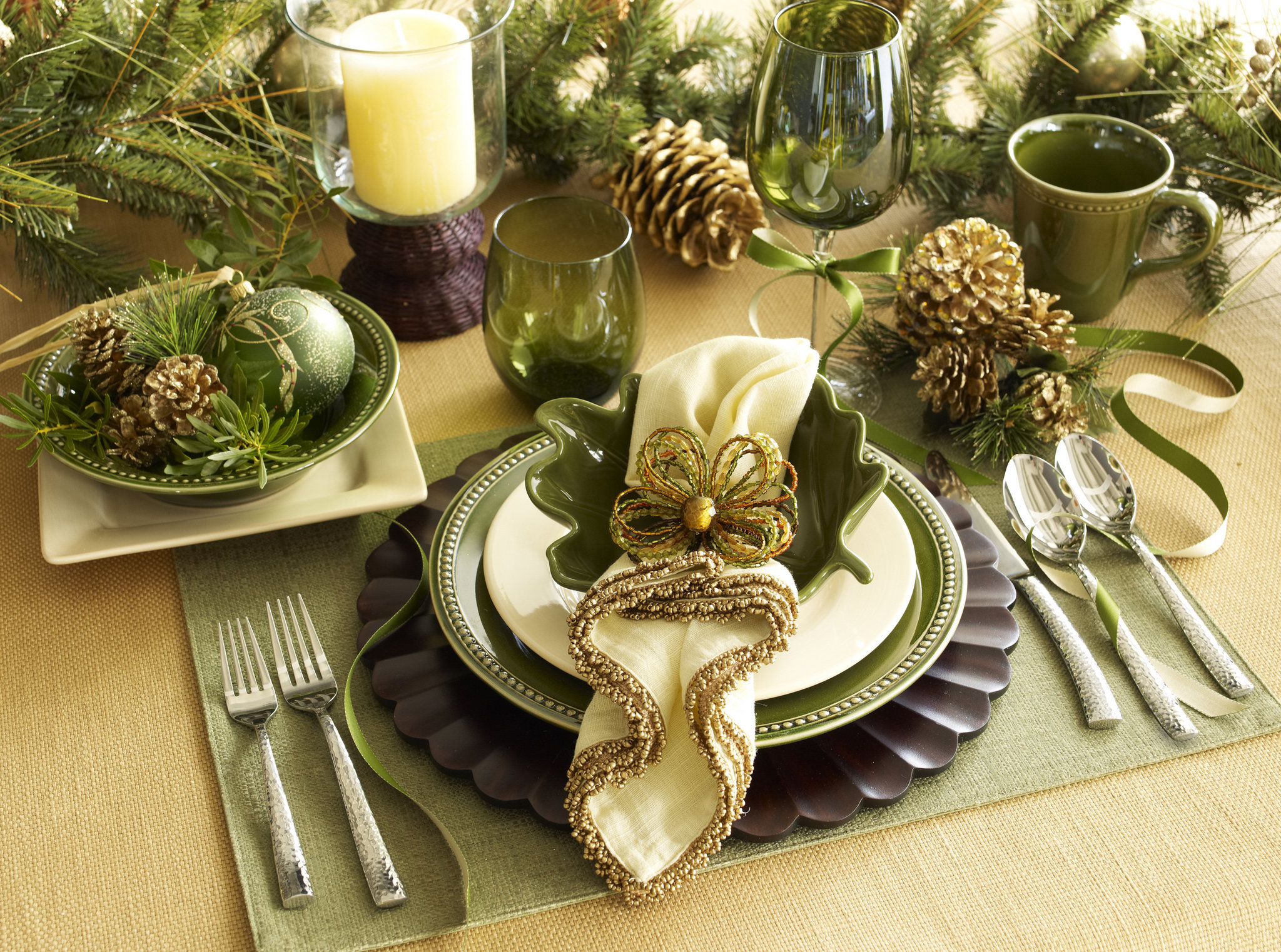 Эффектное оформление яблок для новогоднего стола Способы оформления подачи яблок к столу, более простой способ – украшение кремом, декорирование фруктов, более сложные варианты, требующие резки, удивительный цветок, распустившийся на праздничном столе, но