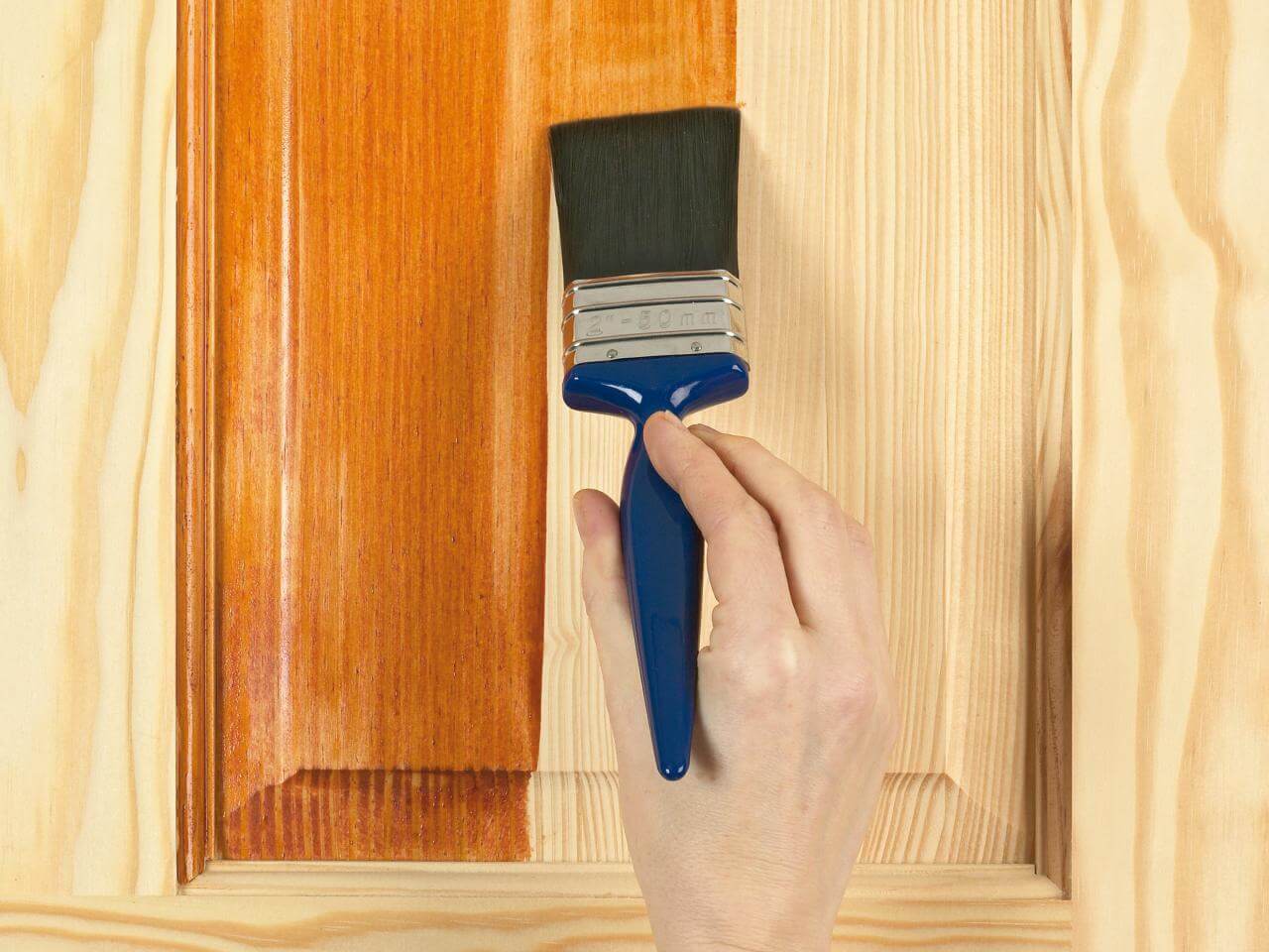 Как покрасить межкомнатные двери красиво своими руками, чем, кроме лака, покрыть мфд и двп, как подготовить старые, какой цвет выбрать, можно ли белый, а также фото