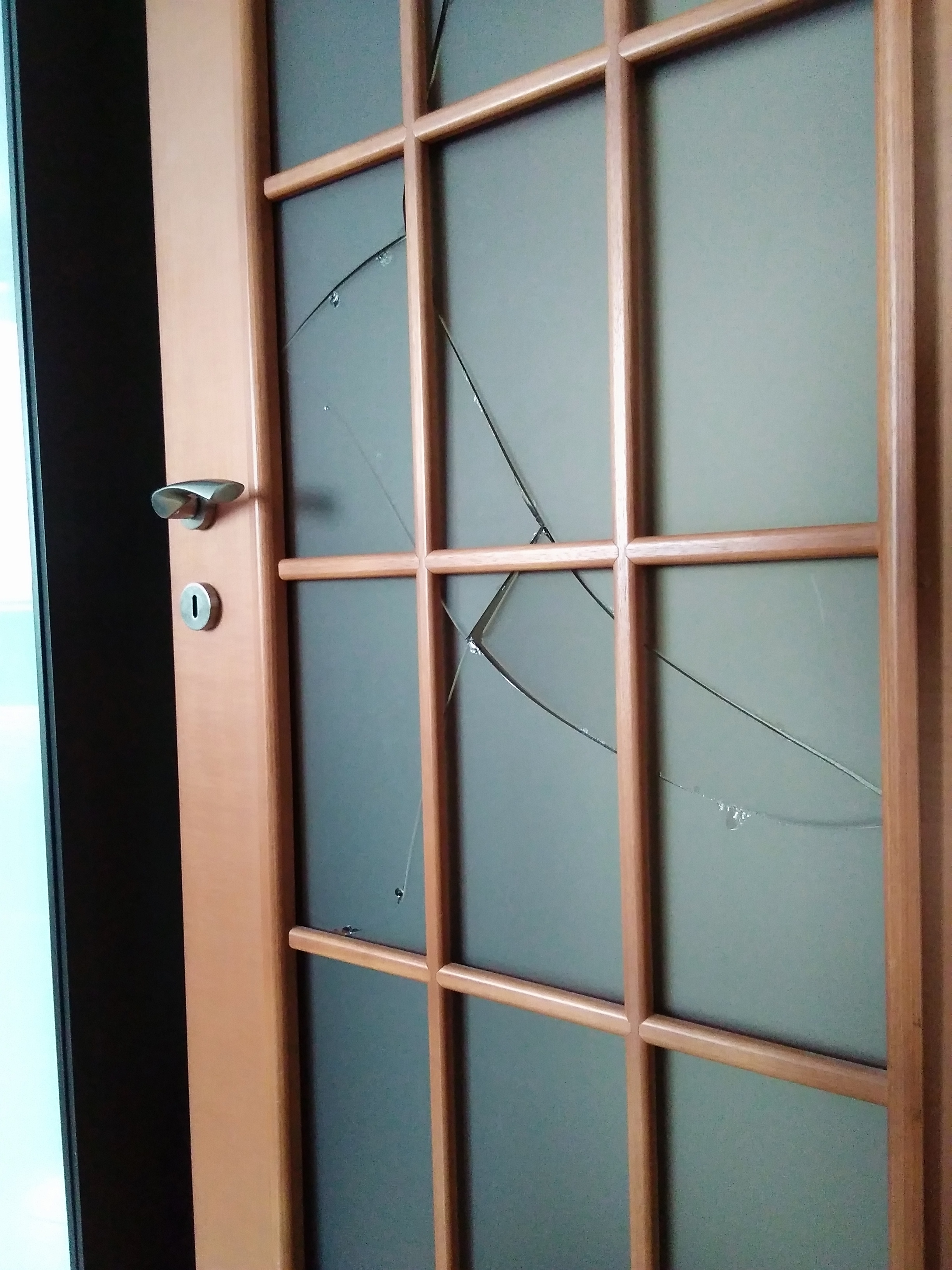 Межкомнатные двери со стеклом, которые можно отремонтировать Альтернатива стеклу Инструменты и этапы ремонта Разборка двери для замены стекла