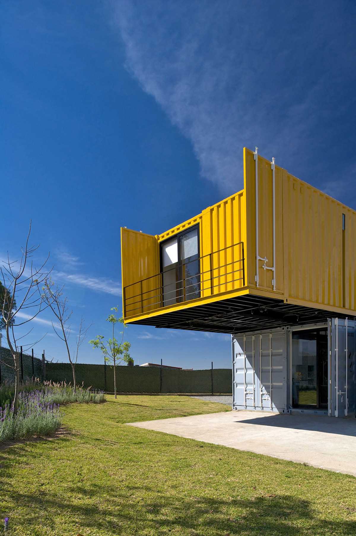 Дом из контейнеров: 10 практичных проектов с фото