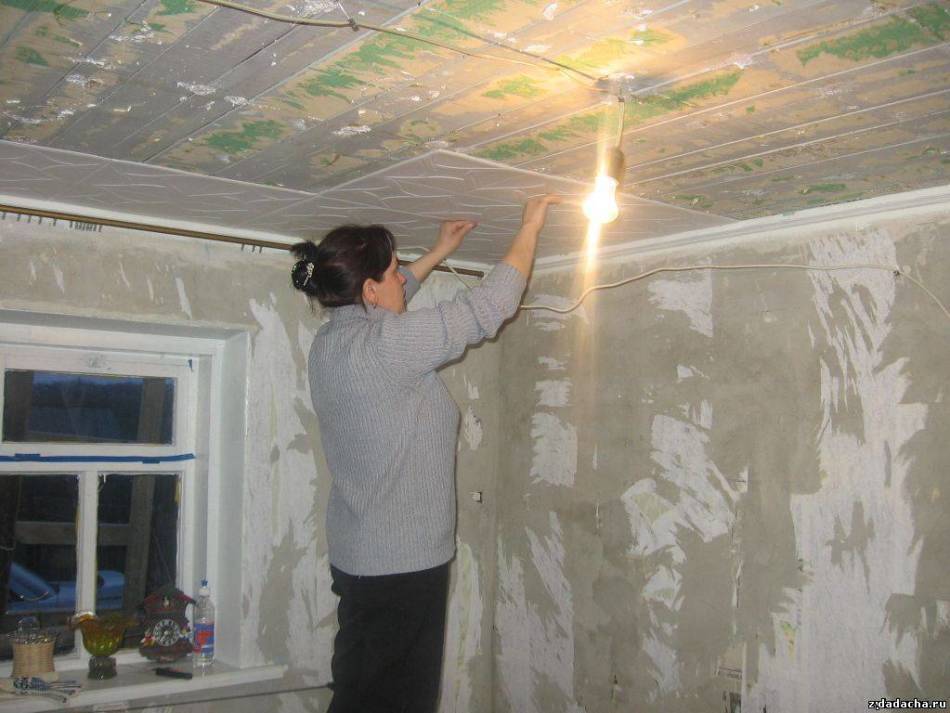 Практические рекомендации по ремонту потолка с помощью потолочной плитки Как правильно выбирать плитку, клей Способы монтажа плитки