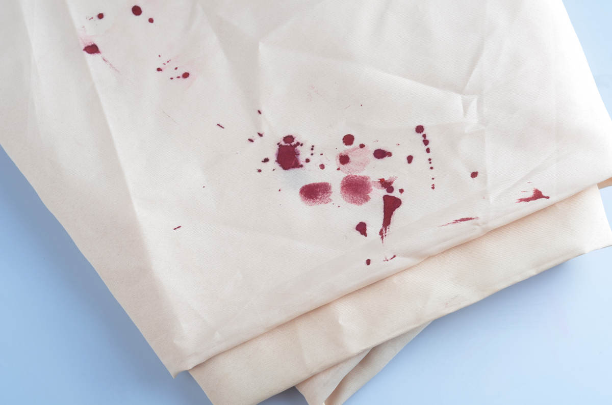 Как отстирать кровь с одежды или постельного белья. как вывести засохшие пятна крови - средства и рецепты