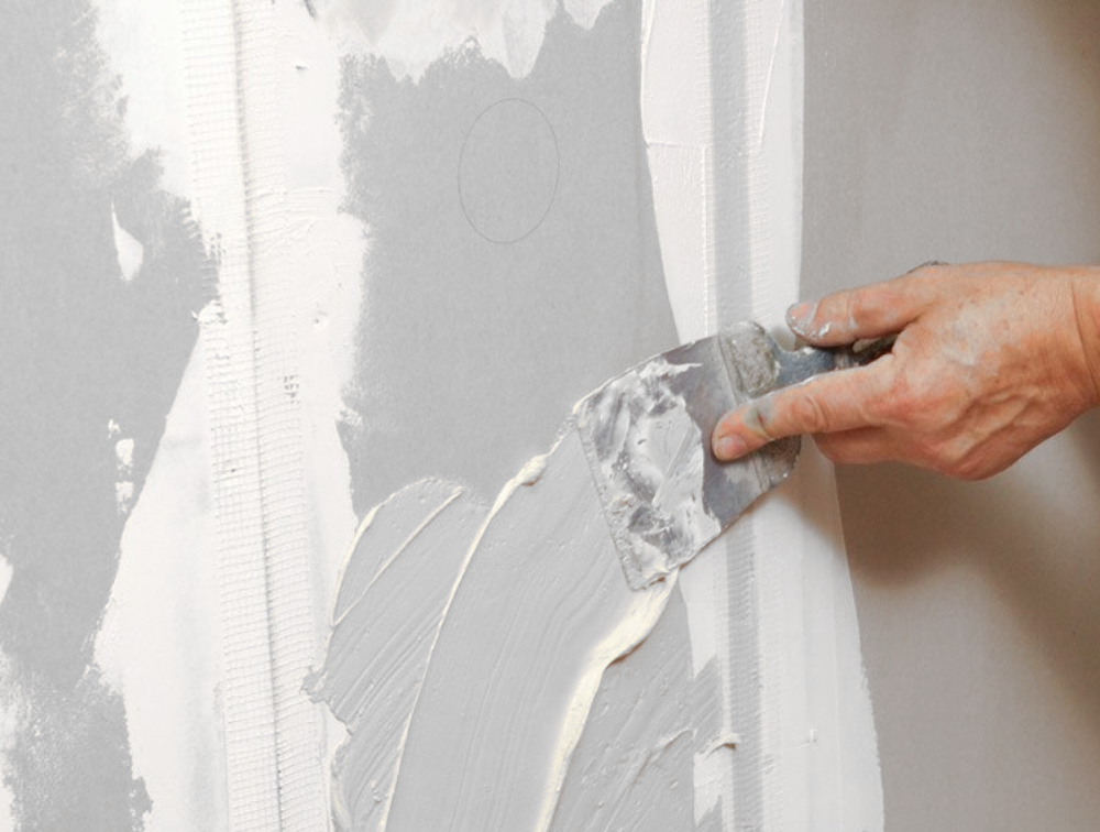 Надо ли грунтовать стены перед шпаклевкой: выбор материала + порядок проведения работ