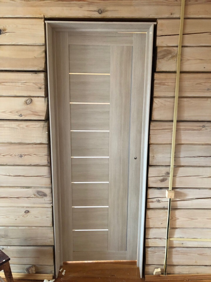 Установка межкомнатной двери в перегородке деревянного дома