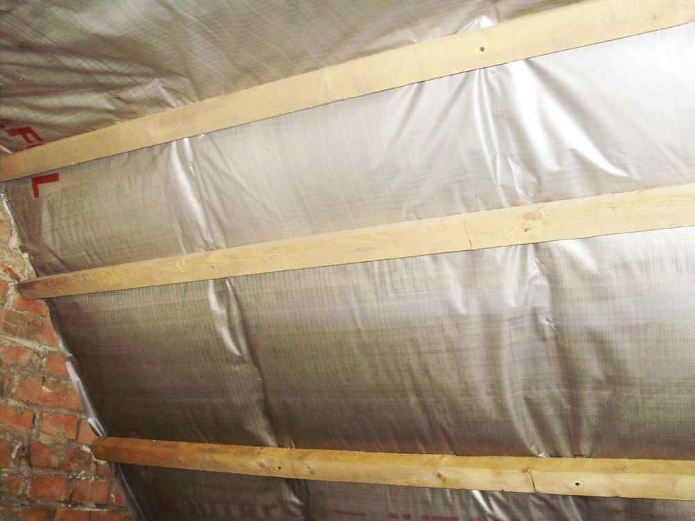 Какой стороной кладут на материал. Пароизоляция для потолка. Что такое теплоизоляция это пароизоляция. Пароизоляционная пленка для крыши изнутри. Пароизоляция для стен.