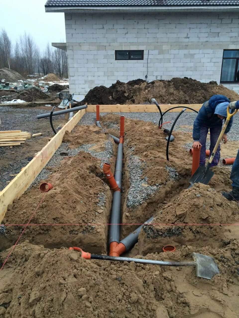 Как проложить трубу под фундамент для канализации и водопровода
