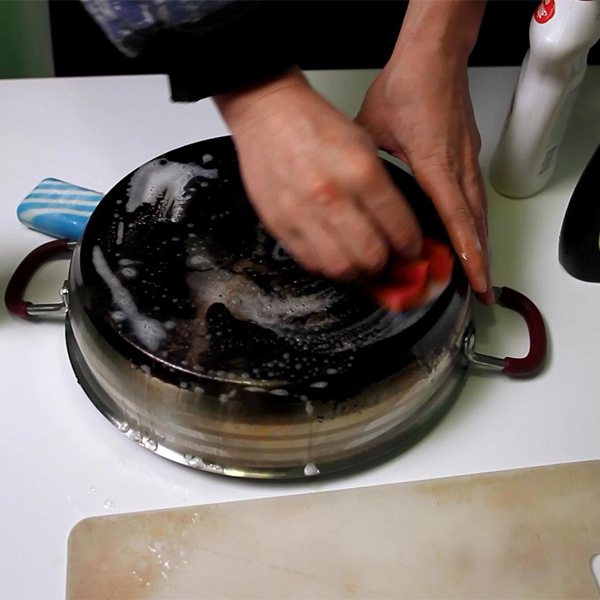 Чем отмыть пригоревшую кастрюлю из нержавейки или эмалированну, как почистить кастрюлю внутри от желтизны.
