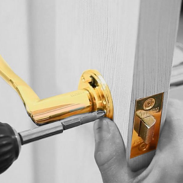 Как отремонтировать межкомнатную дверь и какие для этого нужны материалы Как проводится демонтаж двери и технология реставрации конструкции