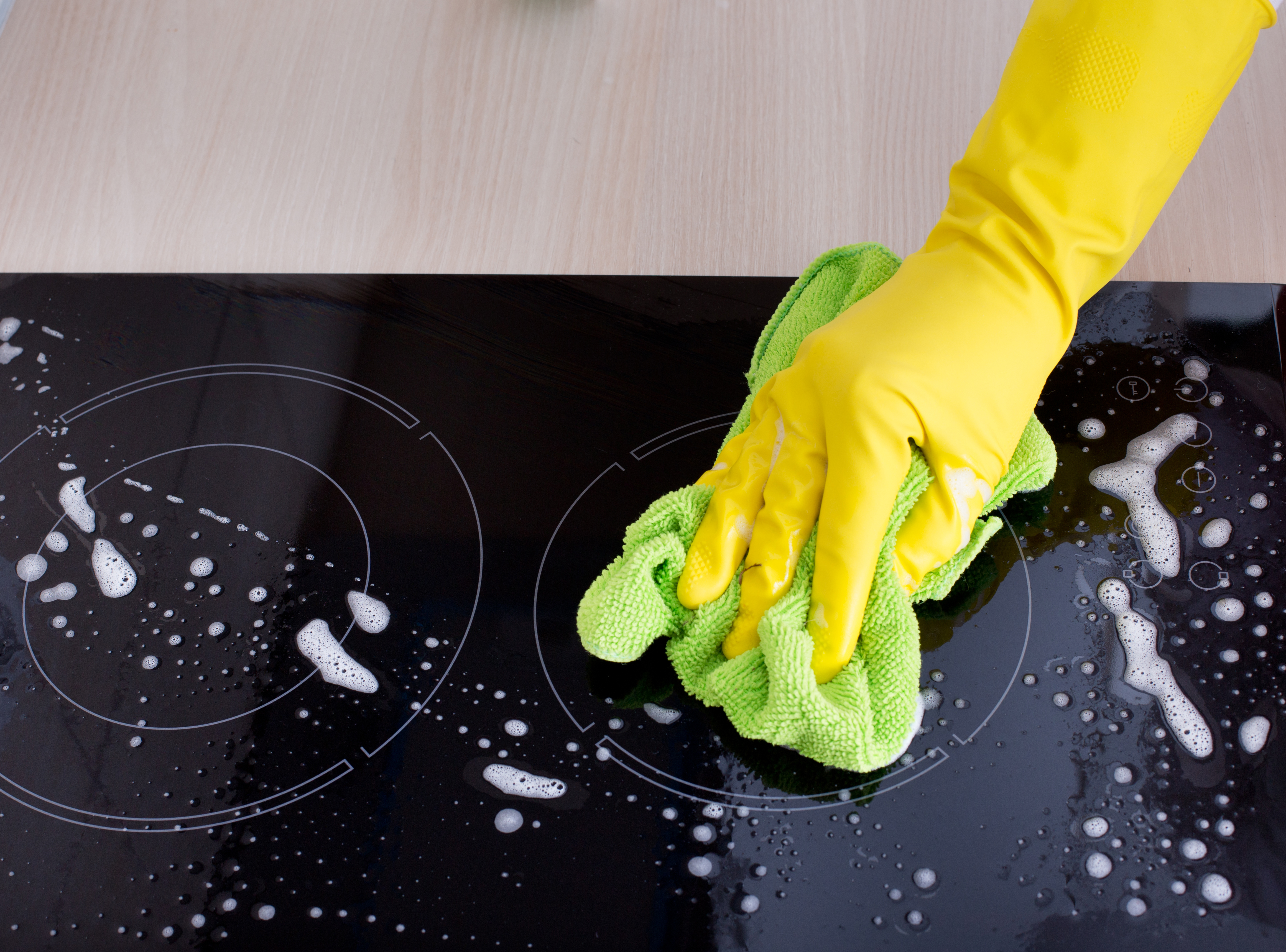 Как мыть варочную поверхность: выбор средства для очистки