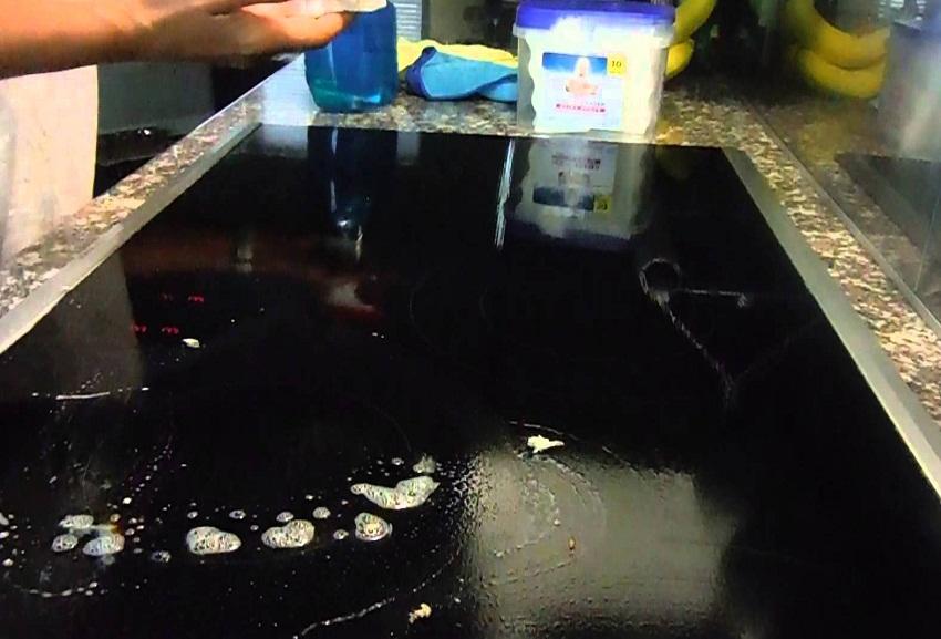 Как почистить стеклокерамическую плиту, чтобы не повредить поверхность