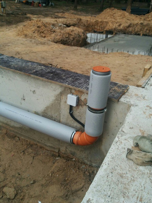 Прокладка канализации под фундаментом: отверстие в фундаменте