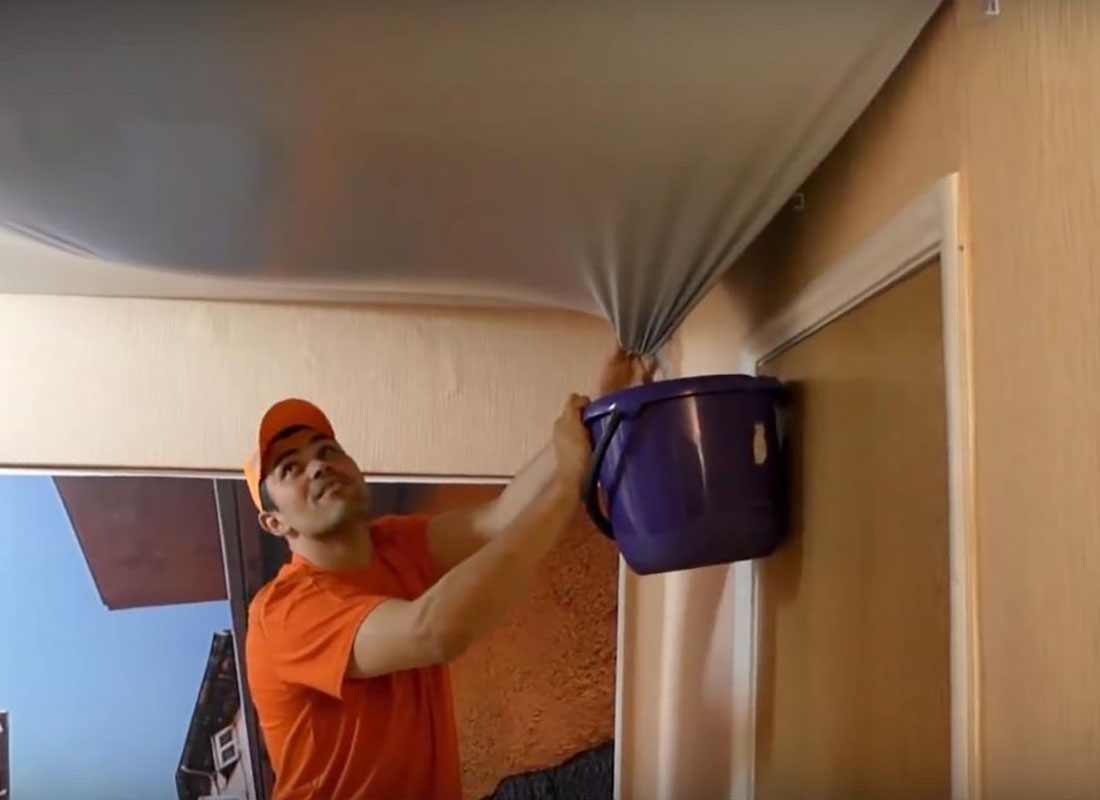Натяжной потолок после затопления: как просушить и убрать желтые пятна от протечки