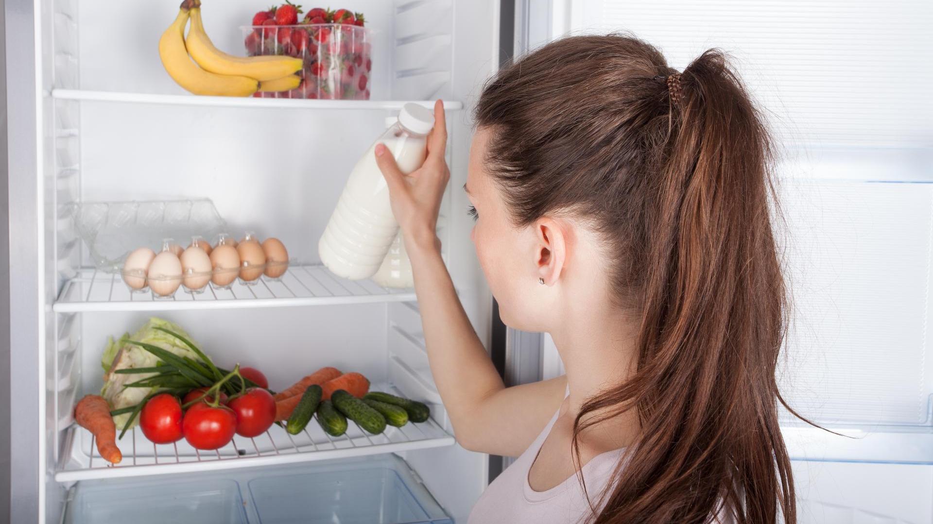 Как и чем помыть холодильник внутри чтобы не было неприятного запаха: в домашних условиях, полезные советы