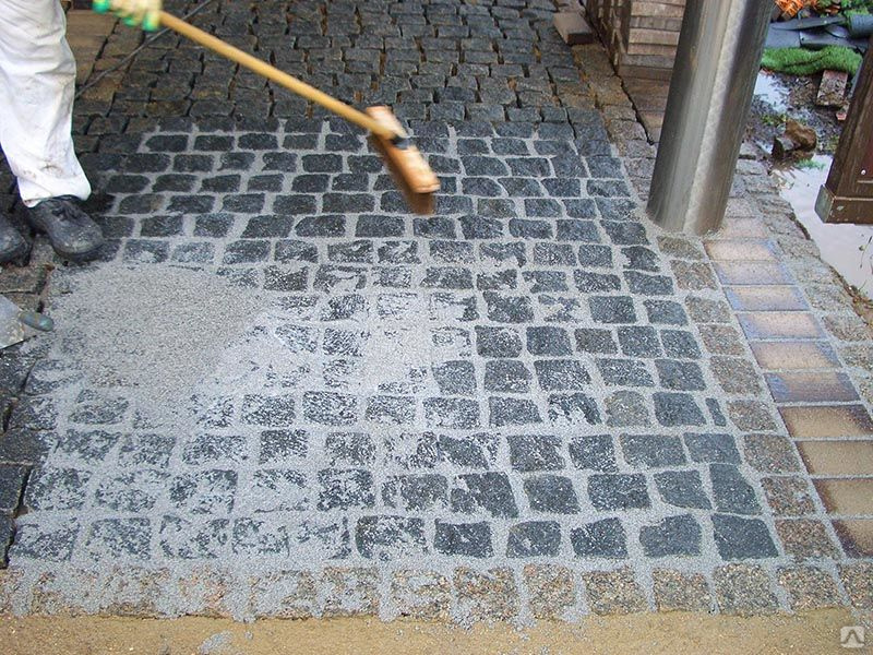 Затирка швов тротуарной плитки и брусчатки: пошаговая инструкция