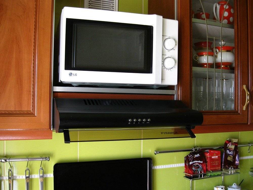 Опасное соседство: можно ли ставить на микроволновку телевизор