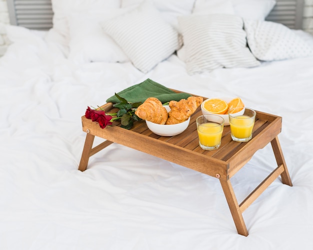 Столик для завтрака в постель:фото - идеи, материал для изготовления