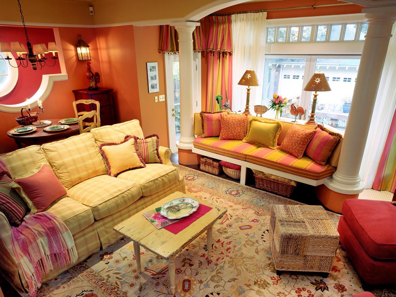 Шторы терракотового цвета в интерьере гостиной, спальни и кухни