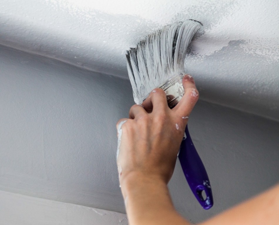 Чем покрасить потолок в ванной комнате своими руками?