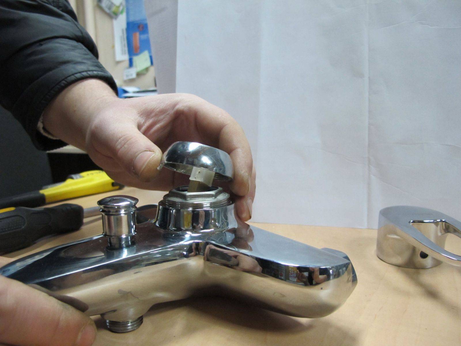 Как починить кран, если он капает — причины протечки и проверенные способы