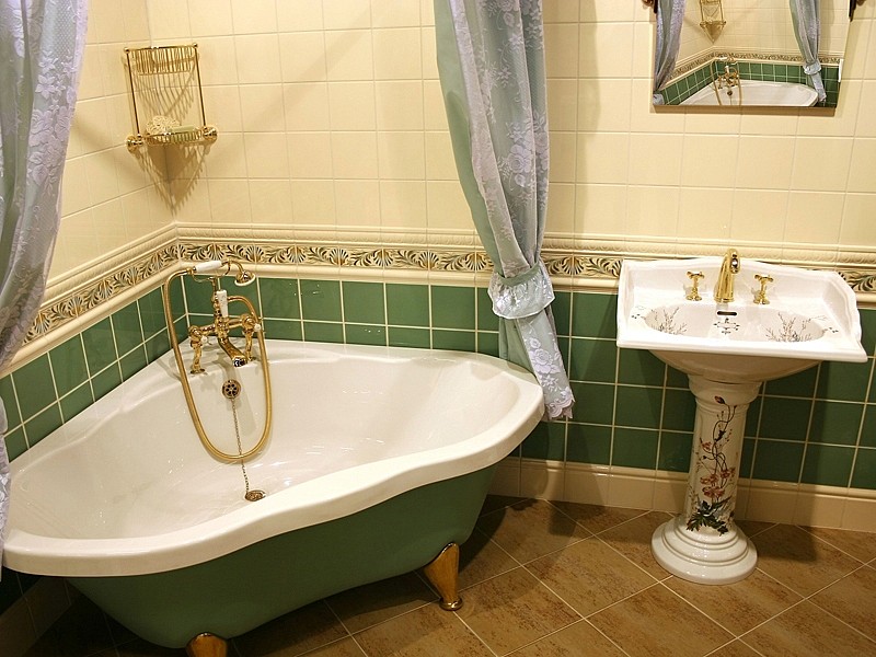Треугольная ванна отличается от угловой одинаковыми размерами 2х сторон Каких размеров бывают такие ванны и в чем заключаются особенности дизайна с такой ванной