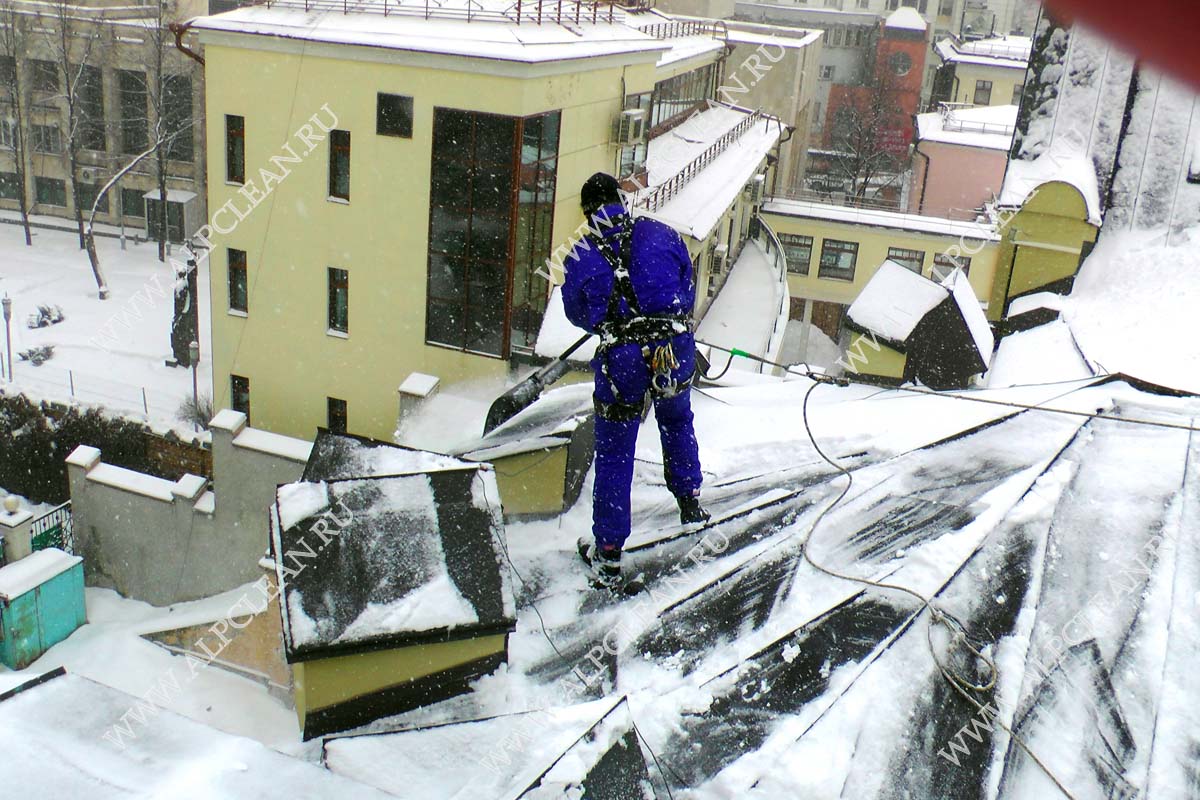 Убрать снег с крыши дома