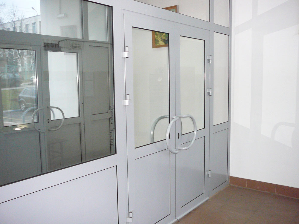 Алюминиевые двери: холодные и теплые, комплектующие, установка своими руками, фото в интерьере
