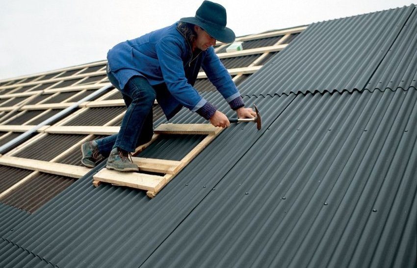 Чем заделать трещину на шифере и как правильно произвести ремонт шиферной крыши