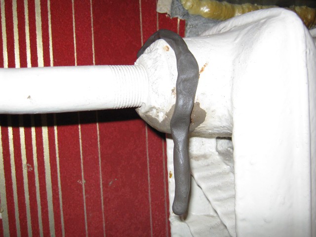 Как устранить течь в пластиковой трубе: как заделать, если протекает стык, подтекает на стыке полипропиленовых труб, так как лопнули