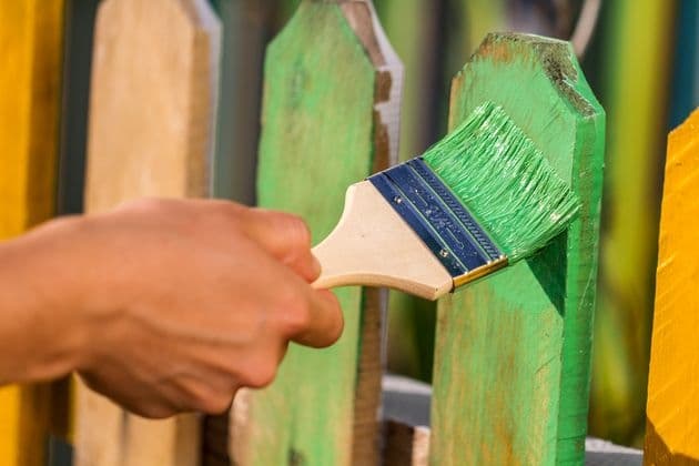 Чем покрасить деревянный забор надолго дешево
