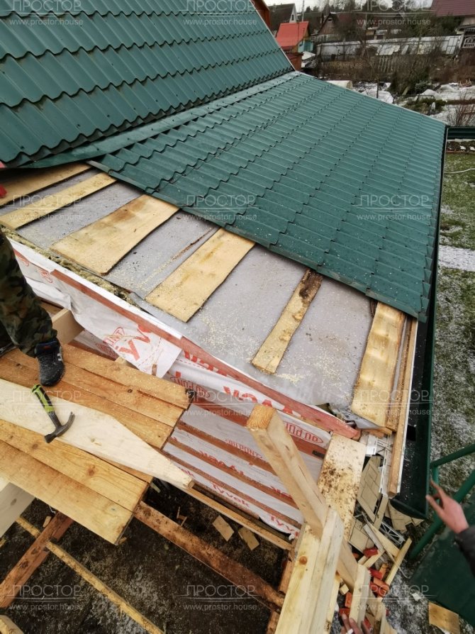 Как сделать крышу на пристройке к дому: способы крепления, правила монтажа