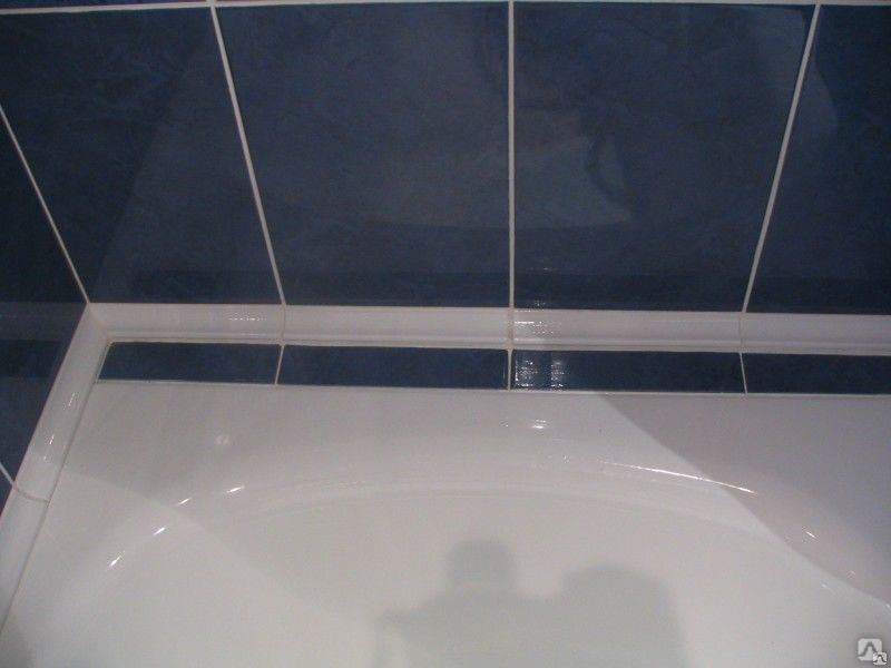 Как заделать стык между кромкой ванны и стеной?