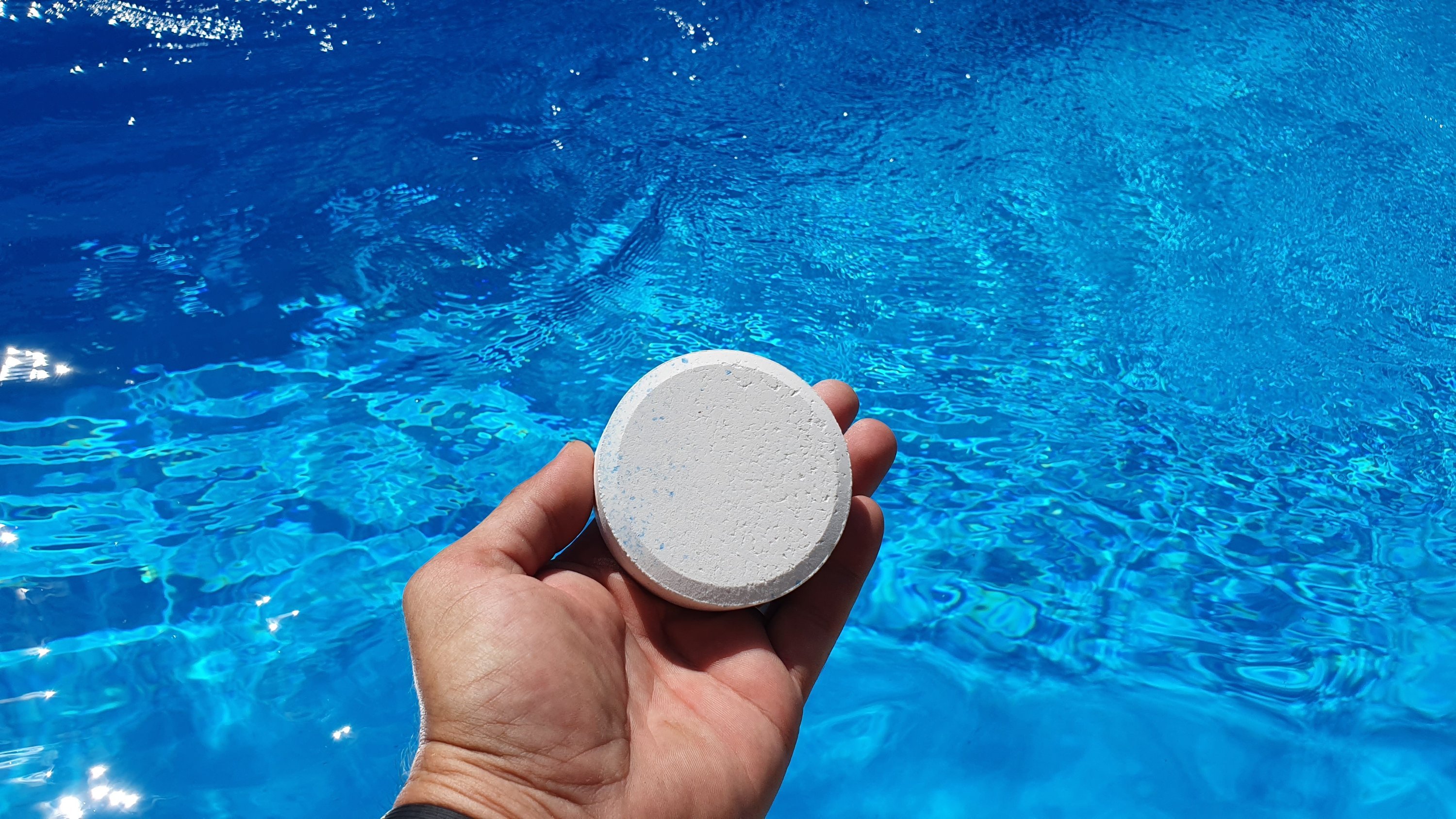 Таблетки для бассейна для дезинфекции воды: химия для очистки и обеззараживания, фильтры и пылесосы для бассейна