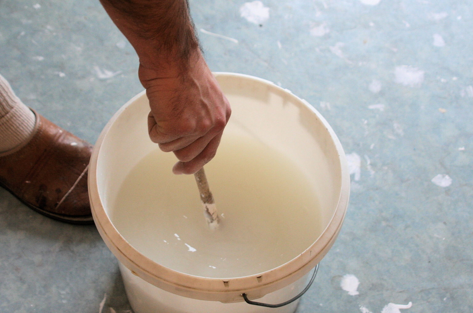 Как развести клей пва с водой – как сделать грунтовку для стен своими руками