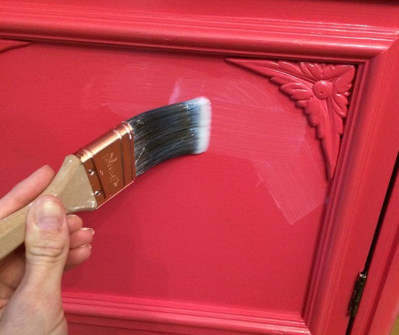 Тонкости выбора быстросохнущей краски для межкомнатных дверей без запаха