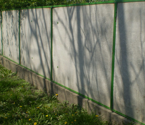 Забор из шифера своими руками волнового и плоского: как сделать и покрасить старую волнистую ограду, фото, видео