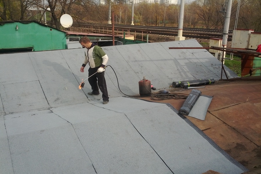 Правила ремонта крыши гаража своими руками и выбор подходящих материалов