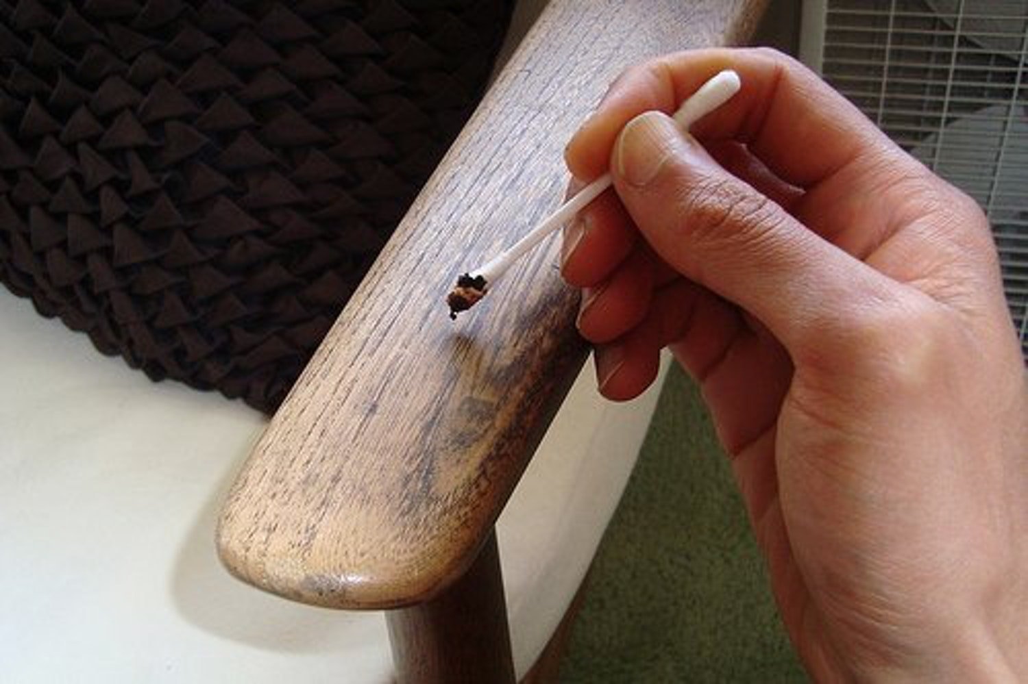 Как убрать царапины с деревянной мебели и дверей