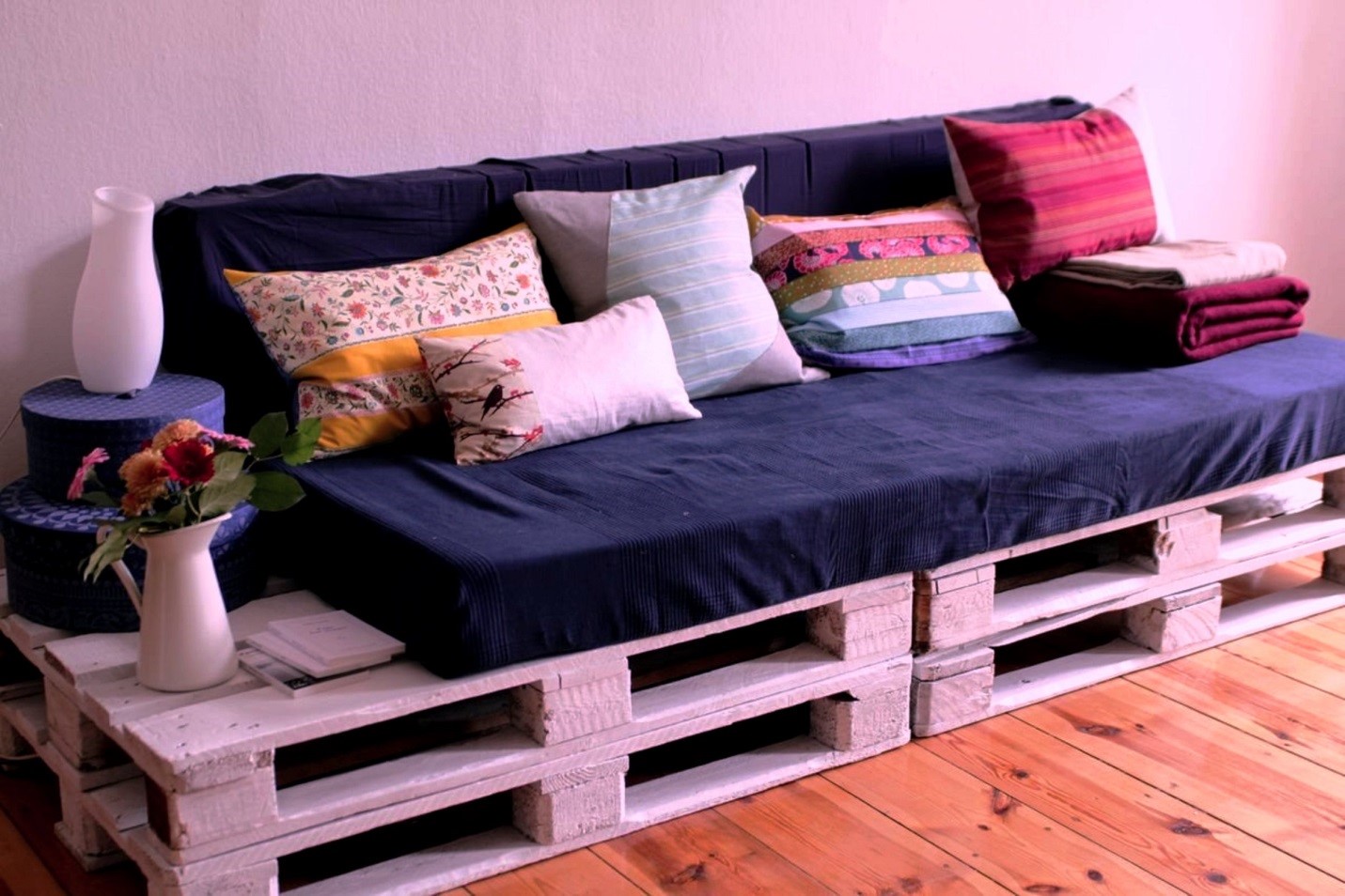Мебель из поддонов - необычно, недорого и весьма практично, делаем кровать своими руками