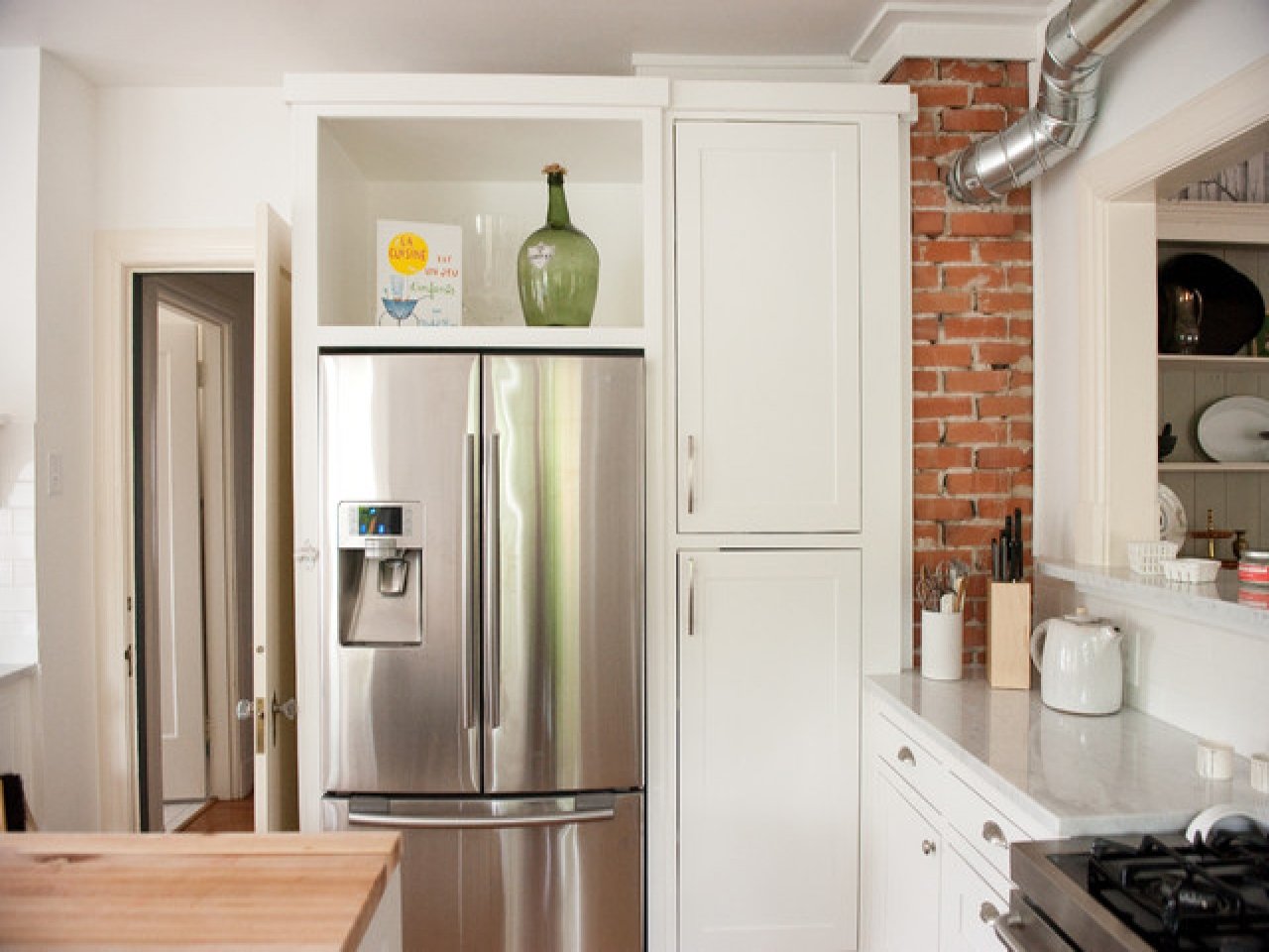 Где поставить холодильник на маленькой кухне: фото, примеры, решения