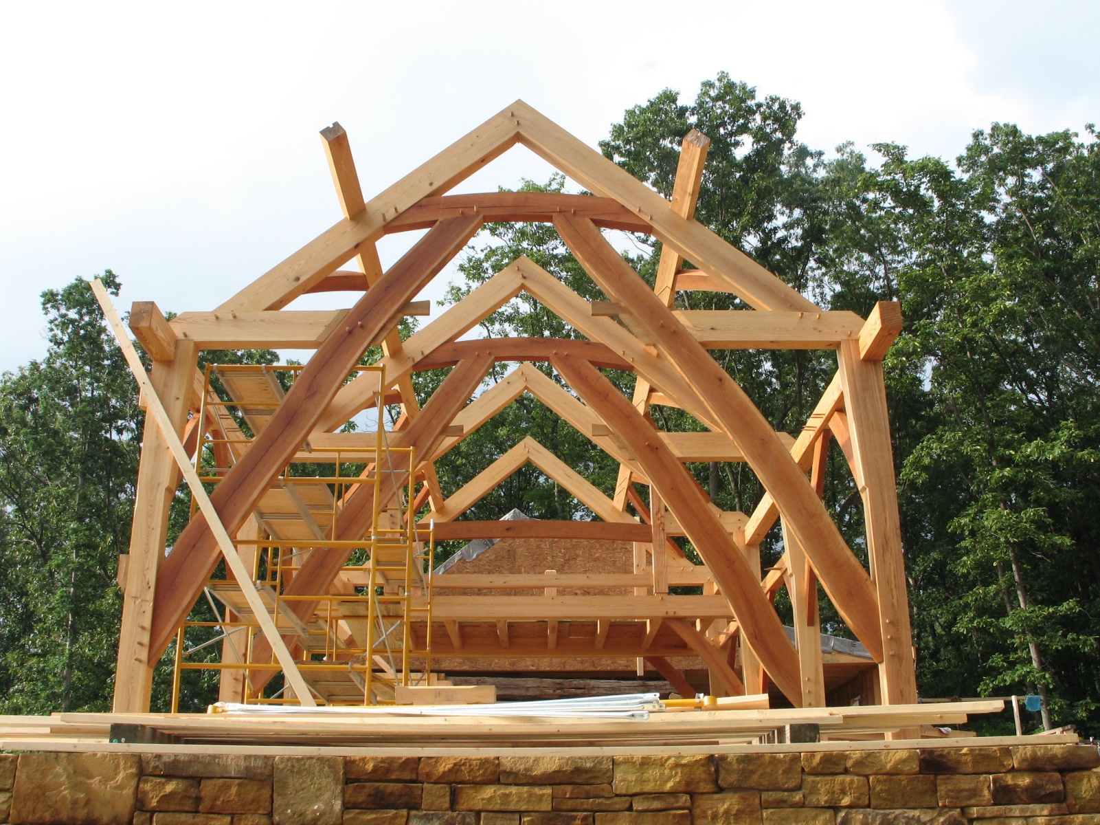Конструкция крыши деревянного дома — ее устройство и строение (фото и видео)