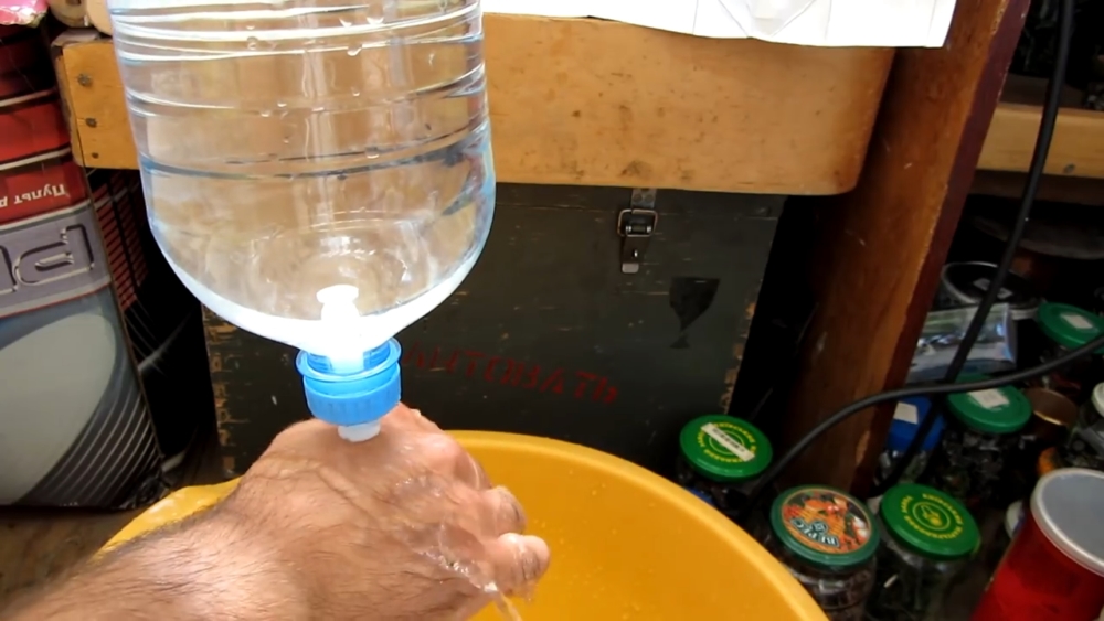 Умывальник из пластиковой бутылки 🍀 своими руками на даче